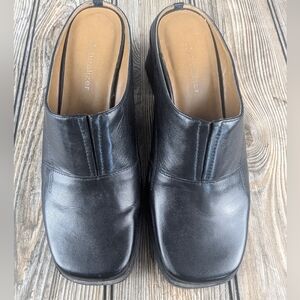 Naturalizer Size 7 Black Leather Mules With Heel